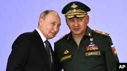 El presidente ruso Vladimir Putin y el ministro de Defensa Serguéi Shoigu asisten a la apertura de una conferencia de seguridad en las afueras de Moscú el 15 de agosto del 2022. (Sputnik, Kremlin Pool Foto via AP).