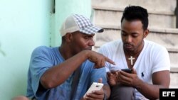 Los cubanos se conectan a internet por medio de WIFI