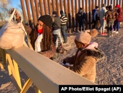 Una cubana y su hija esperan en Yuma, Arizona, ser procesadas por la Patrulla Fronteriza.