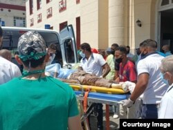 Uno de los heridos por la explosión recibido por personal del Hospital Calixto García.