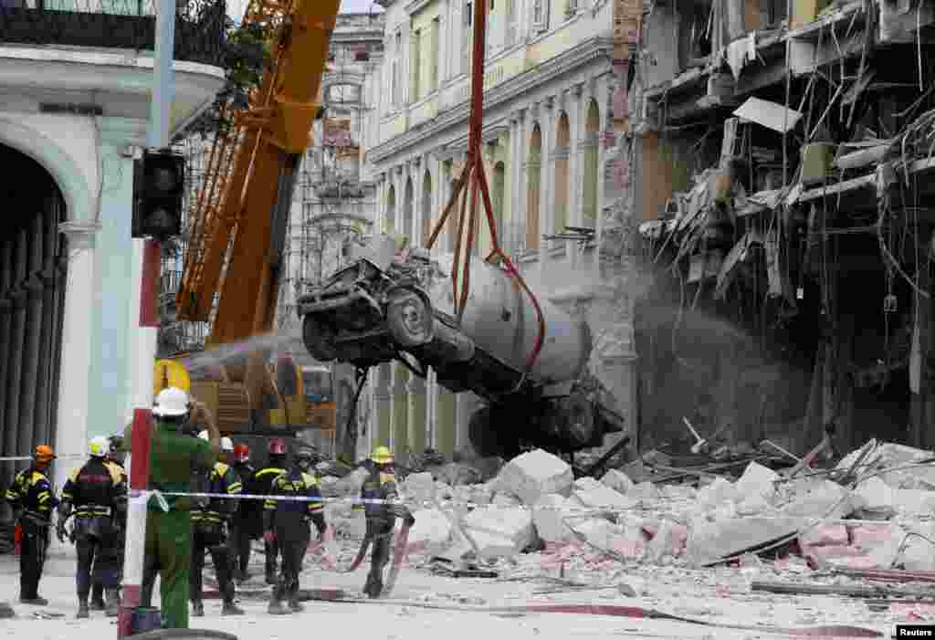 Labores de rescate tras la explosi&#243;n del Hotel Saratoga en La Habana.