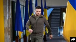 El presidente de Ucrania Volodymyr Zelenskyyse dirige a una conferencia de prensa en una estación del metro de Kyiv. (AP/Efrem Lukatsky)