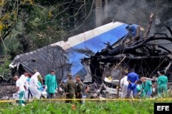 Policías y militares trabajan entre los restos del avión Boeing-737 que se estrelló en La Habana. (Archivo)