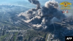 Imagen de bombardeos rusos sobre la planta de acero Azovstal, en Mariúpol, Ucrania