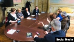 Encuentro de Carolina Barrero y Tania Bruguera con miembros del Consejo de París (Social Media).