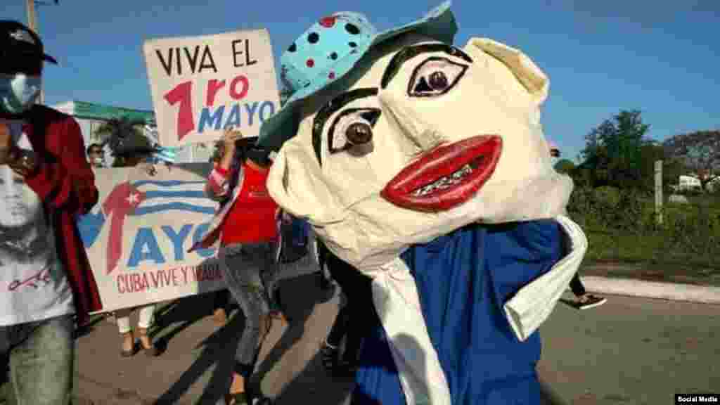 &#191;Un mu&#241;ec&#243;n de los carnavales se col&#243; en el desfile del 1ro de Mayo? (Foto: Facebook/Jorge Luis Torres Morej&#243;n)