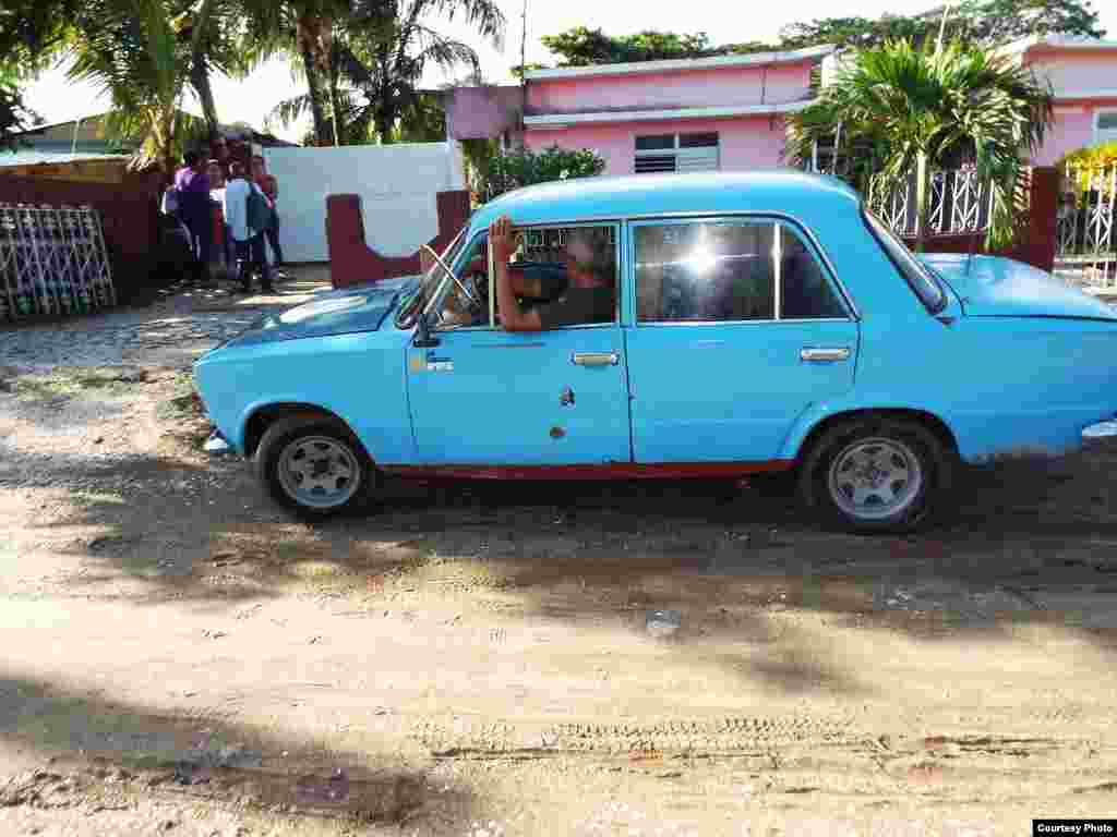 Funcionarios del Departamento Provincial de Planificación Física en&nbsp;Camagüey visitan la vivienda del pastor Bernardo de Quesada (I).