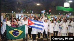 Médicos cubanos llegan a Brasil. Más de 11.800 trabajan ya en ese país.