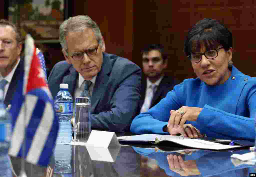 La secretaria de Comercio de EE.UU, Penny Pritzker junto a Jeffrey DeLaurentis, encargado de negocios de la Embajada de EEUU en La Habana. EFE