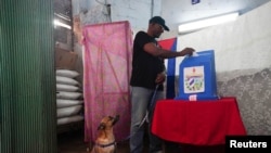 Un hombre vota en las elecciones municipales en Cuba. (REUTERS/Alexandre Meneghini).