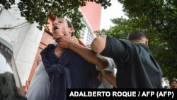 Foto Archivo. La detención de Lázaro Yuri Valle Roca el 10 de diciembre de 2015, conmemoración del Día de los Derechos Humanos. Foto: ADALBERTO ROQUE / AFP