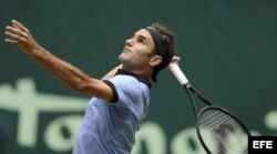 Roger Federer ante el alemán Florian Mayer.