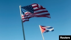 Banderas de Estados Unidos y Cuba.