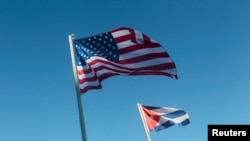 Banderas de Estados Unidos y Cuba. (Reuters).