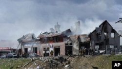 Los bomberos apagan un incendio después de un ataque aéreo en una tienda de neumáticos en Leópolis, Ucrania, este lunes 18 de abril. (Foto AP/Mykola Tys)