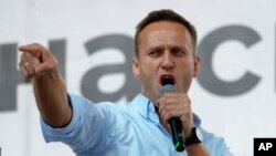 El activista opositor ruso Aleksey Navalny gesticula mientras se dirige a una multitud durante una protesta política en Moscú el 20 de julio de 2019. (Pavel Golovkin/AP)