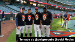 Raisel Iglesias, Yuli Gurriel, Aledmys Díaz y Yordan Alvarez) unidos en el día inaugural de la Asociación de Peloteros Cubanos Profesionales