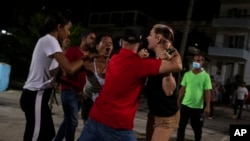 Una de las jóvenes enviadas a prisión tras ser detenida en la protesta en la Calle Línea, en el Vedado, La Habana, el 1 de octubre. (AP/Ramon Espinosa)