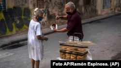 Habaneros se protegen con mascarillas de la propagación del COVID-19