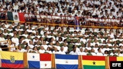 Miles de médicos y estudiantes de medicina participan en un acto oficial.