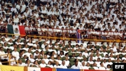 Miles de médicos y estudiantes de medicina participan en un acto oficial.