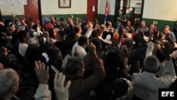 Un grupo de vecinos participa en la reunión en un Comité de Defensa de la Revolución (CDR) de La Habana (Cuba). 