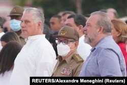 Miguel Díaz-Canel, Raúl Castro y el primer ministro Manuel Marrero, quien llegó al poder desde las Fuerzas Armadas donde fue director de Gaviota S.A., el conjunto de empresas turísticas controlada por los militares de GAESA. (REUTERS/Alexandre Meneghini)