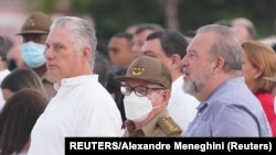 Miguel Díaz-Canel, Raúl Castro y el primer ministro Manuel Marrero, en un acto político el 26 de julio de 2022 en Cienfuegos. REUTERS/Alexandre Meneghini 