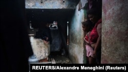 Luzanne de la Castro y su hija en Pinar del Río, el 27 de septiembre de 2022. (Reuters/Alexandre Meneghini).