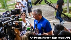 Díaz-Canel habla con la prensa. Foto Archivo.