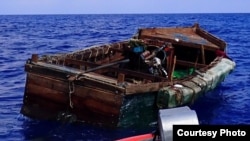 Foto de archivo de una embarcación con cubanos a bordo interceptada a unas 25 millas al noreste de Cay Sal, Bahamas. (Foto: Guardia Costera de EEUU)