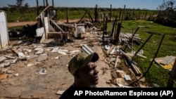 Javier Díaz, residente de La Coloma, en Pinar del Río, después del huracán Ian, el 5 de octubre de 2022. (AP Foto/Ramón Espinosa).