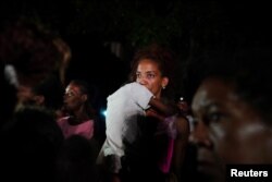 Una madre con su hijo en brazos protesta frente a la sede del Partido Comunista en La Habana, el 29 de septiembre de 2022. (REUTERS/Alexandre Meneghini)