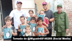 Miguel Ángel Álvarez Rodríguez, vestido de militar, posa con niños en San Juan y Martínez.