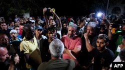 Representantes del gobierno se dirigen a los manifestantes en medio de una protesta popular este sábado, 1ro de octubre, en el Vedado, La Habana. YAMIL LAGE / AFP)