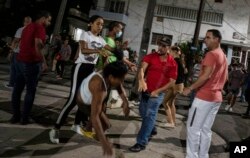 Un policía vestido de civil reprime a un manifestante durante una protesta pacífica, el 1ro de octubre de 2022, en El Vedado, La Habana, Cuba. (AP Photo/Ramon Espinosa)