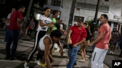 Un policía vestido de civil reprime a un manifestante durante una protesta pacífica 1ro de octubre de 2022 en El Vedado, La Habana, Cuba. (AP Photo/Ramón Espinosa).