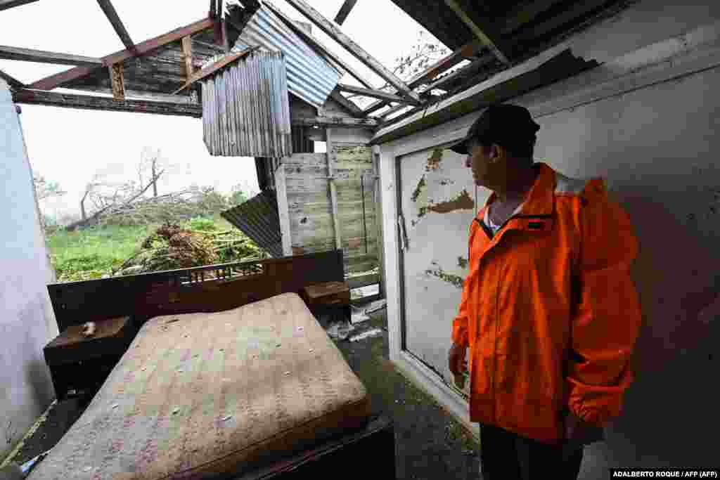 Alberto Naranjo muestra su casa destruida por Ian, en San Juan y Martínez, Pinar del Río.