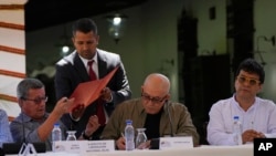 De izq. a der. Alias "Pablo Beltrán", Antonio García e Iván Danilo Rueda durante la reanudación de las conversaciones de paz en la Casa Cultural Aquiles Nazoa en Caracas, Venezuela, el martes 4 de octubre de 2022. (AP Foto/Ariana Cubillos)