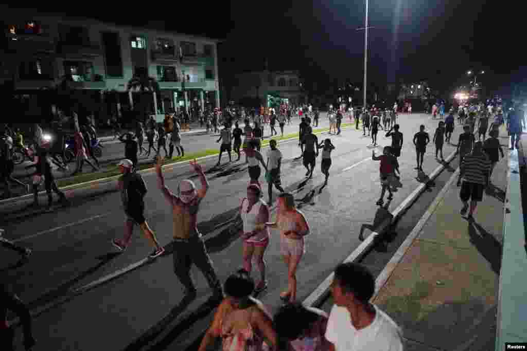 Los cubanos volvieron a salir a las calles a protestar el viernes 30 de septiembre. Tropas paramilitares y policías fueron movilizadas para enfrentar a los manifestantes.