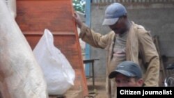 La recogida de basura sin las adecuadas medidas de protección e higiene en Güira de Melena. 