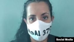 "No al 370", decían las 19 mascarillas protectoras que le decomisaron a Camila Acosta tras ser detenida en La Habana. 