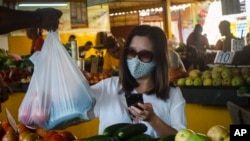 Una mujer compra vegetales en un mercado de La Habana. (AP/Ramon Espinosa)