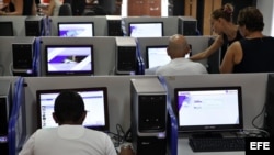 Varias personas se conectan a internet desde una sala de navegación en La Habana (Cuba). 