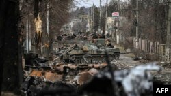 Tanques rusos destrozados en las calles de Bucha, el 4 de marzo de 2022. Tratar de desacreditar la evidencia fotográfica de los crímenes de guerra rusos en Bucha es un “un ejemplo clásico” de cómo estos sitios buscan cambiar la narrativa.