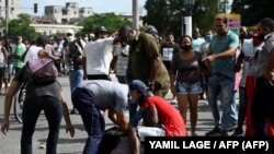 Un manifestante detenido en La Habana el 11 de julio, en las protestas contra el gobierno. (Yamil Lage / AFP).