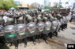 Miembros de la Policía Federal Argentina vigilan a seguidores de la expresidenta argentina Cristina Fernández de Kirchner (2007-2015), a las afueras de los tribunales de Buenos Aires.