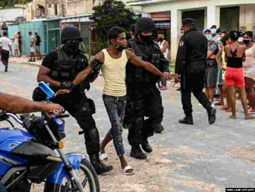 La polic&#237;a antidisturbios recorre las calles luego de una manifestaci&#243;n contra el gobierno de Miguel D&#237;az-Canel en el municipio de Arroyo Naranjo, La Habana el 12 de julio de 2021. 