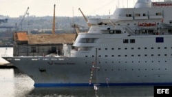 Un velero cubano navega cerca del crucero inglés Thomson Dream, en La Habana. EFE