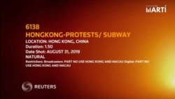 La policía se enfrenta con manifestantes en Hong Kong el 31 de agosto de 2019.